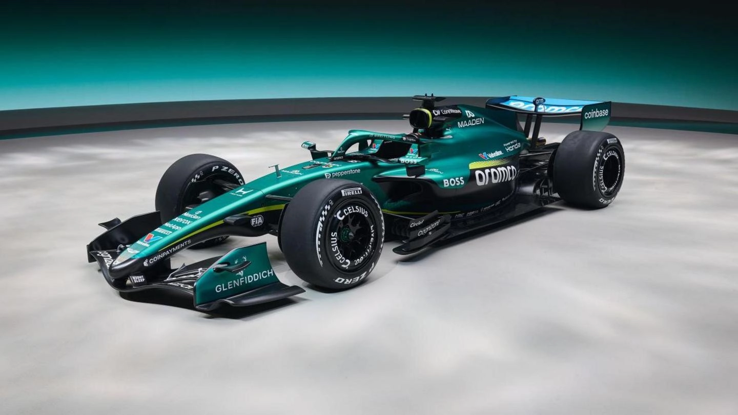 Болід Aston Martin з новим дизайном для сезону Формули 1 на тлі нейтрального фону