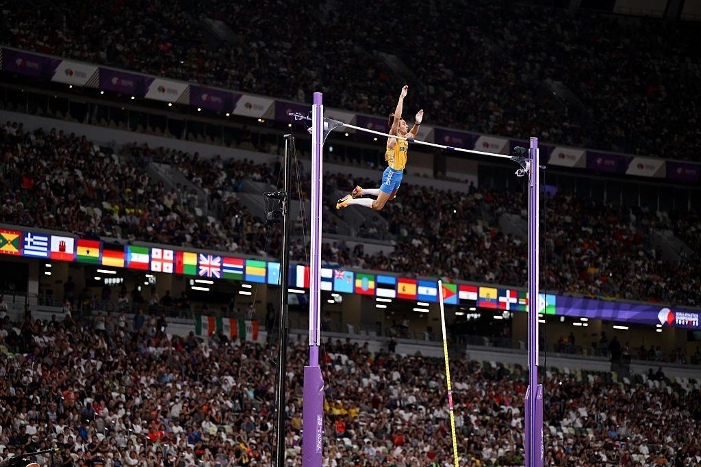 Шведський стрибун з жердиною Арман Дуплантіс долає планку на висоті 6.30 м перед великою аудиторією