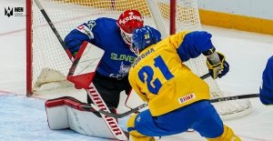Український хокеїст атакує ворота словенського голкіпера під час матчу на Європейському кубку націй