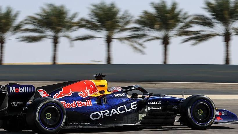 Болід Red Bull на трасі в Бахрейні під час тестування Формули 1, на фоні пальми