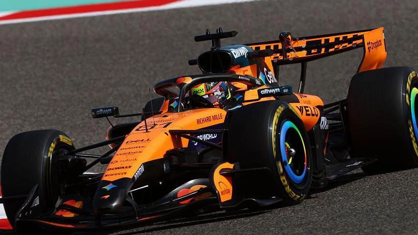 Гоночний болід McLaren на трасі в Бахрейні під час тестових заїздів Формули 1 2023 року