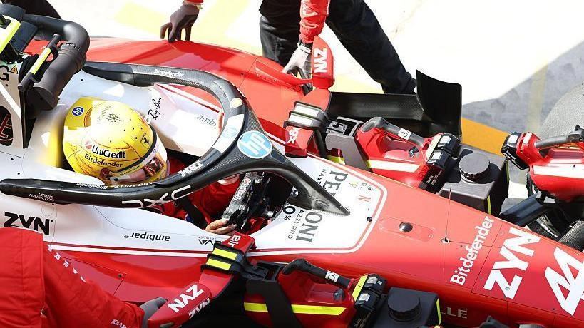 Гоночний болід Ferrari з пілотом у кокпіті під час тестів Формули 1 в Бахрейні