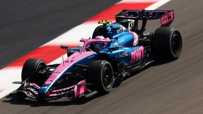 Болід Формули 1 команди Alpine на трасі в Бахрейні під час тестових заїздів