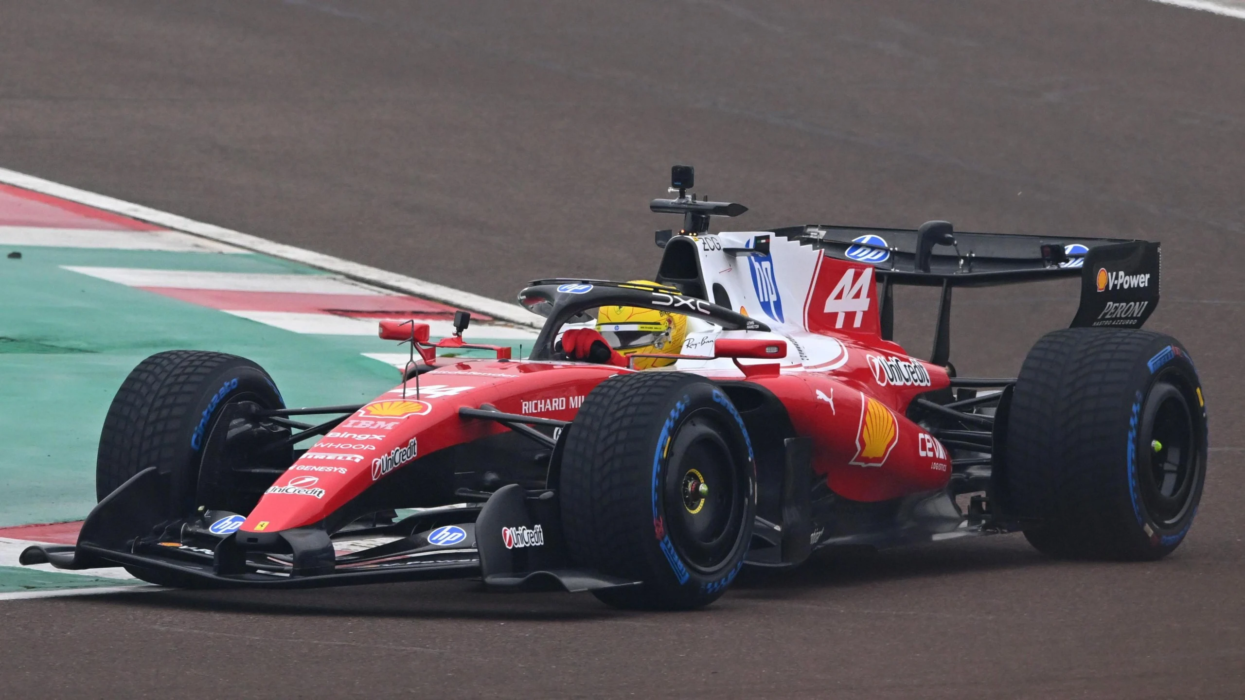 Льюїс Хемілтон вперше керує болідом Ferrari SF-26 на трасі Фьорано в Італії