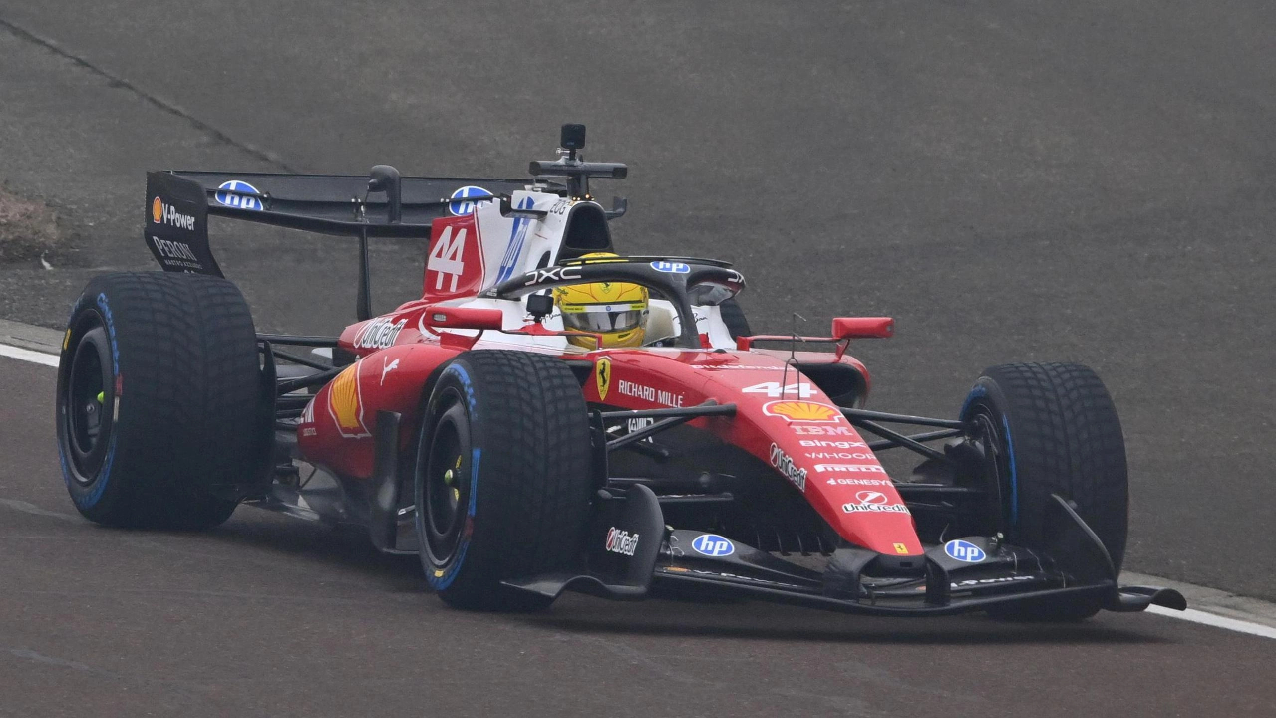 Льюїс Хемілтон за кермом Ferrari SF-26 на трасі Фьорано, Італія, вперше тестує новий болід