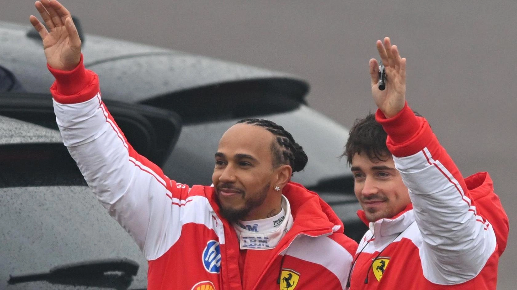 Льюїс Хемілтон та Шарль Леклерк вітають фанатів Ferrari біля автодрому Фьорано в Італії