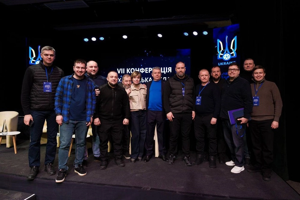 Учасники VІІ конференції Харківської обласної асоціації футболу на сцені під час заходу