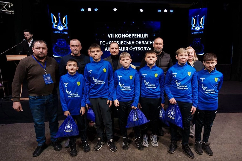 Учасники конференції Харківської обласної асоціації футболу з юними футболістами на сцені