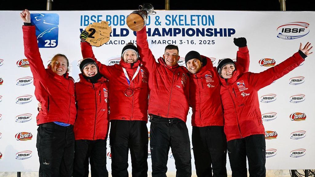 Британська команда з бобслею та скелетону святкує перемогу на чемпіонаті світу 2025 року в Лейк-Плесіді