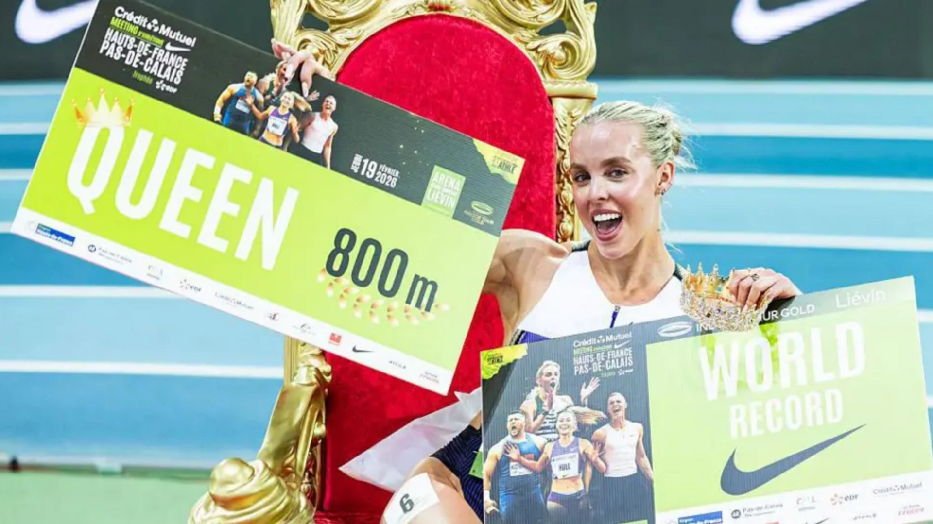 Кілі Годжкінсон сидить на троні з плакатами "QUEEN 800m" та "WORLD RECORD" після встановлення рекорду