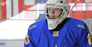 Голкіпер у синій хокейній формі з номером 31 на шоломі під час тренування на льоду
