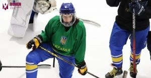 Хокеїстка в синьо-жовтій формі збірної України на льоду під час тренування