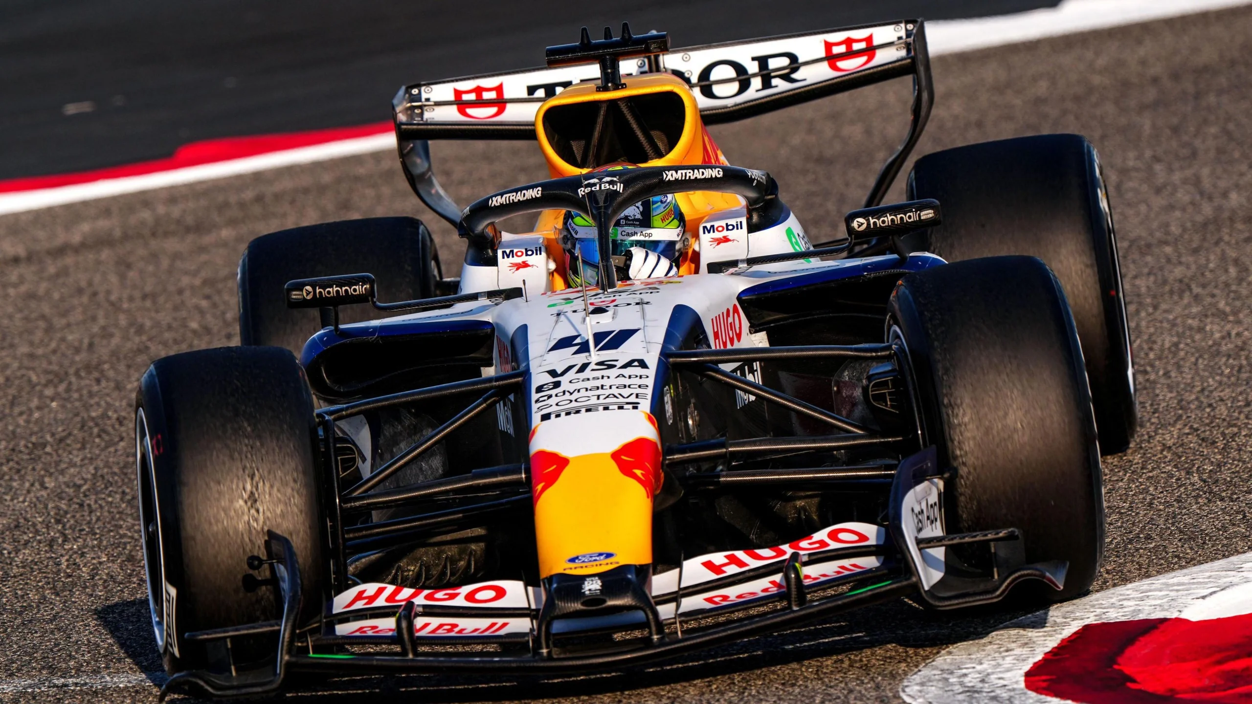 Гоночний болід Red Bull на трасі в Бахрейні під час підготовки до Гран-прі Австралії