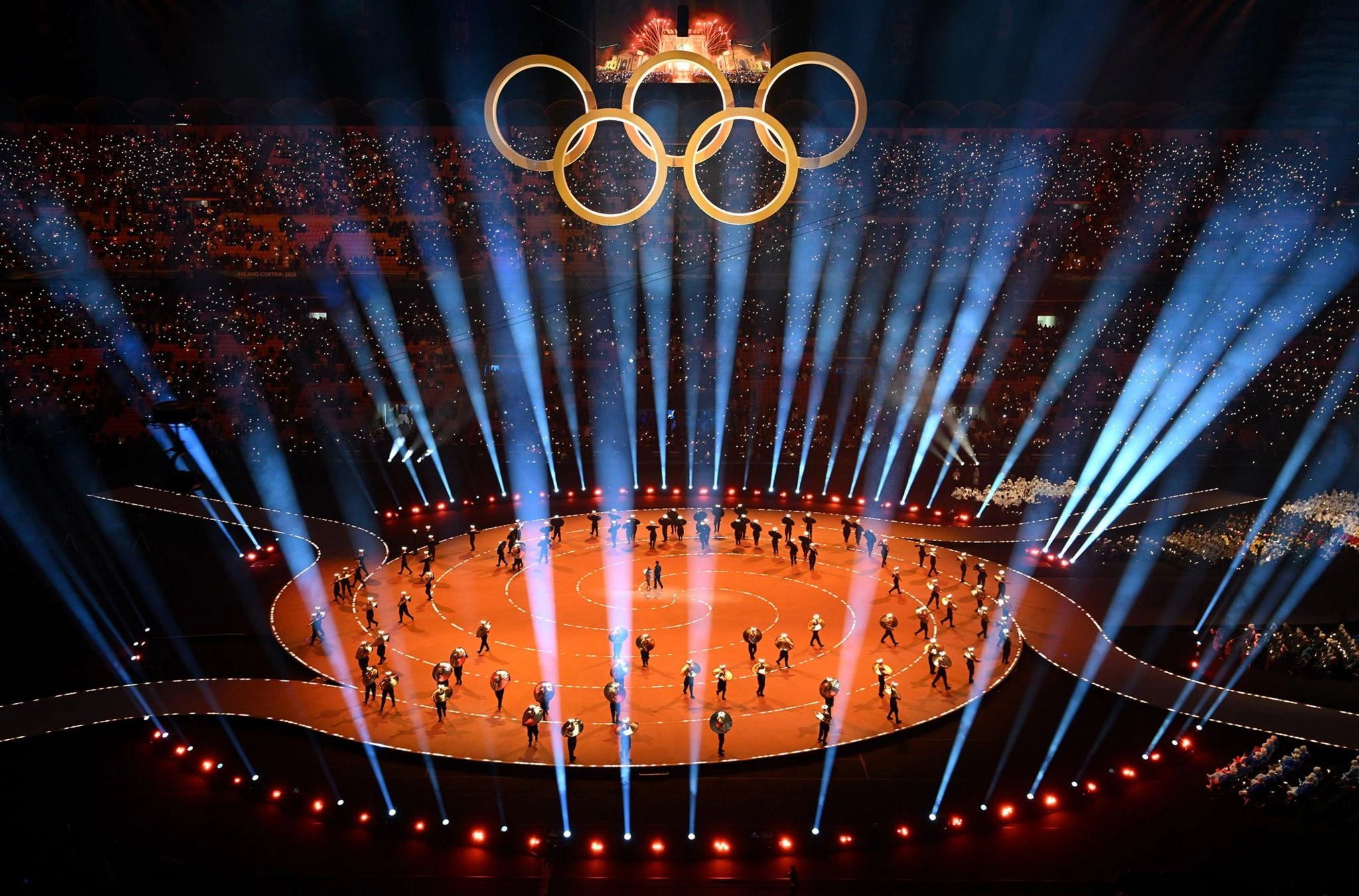 Олімпійські кільця сяють над стадіоном під час церемонії відкриття зимових Олімпійських ігор