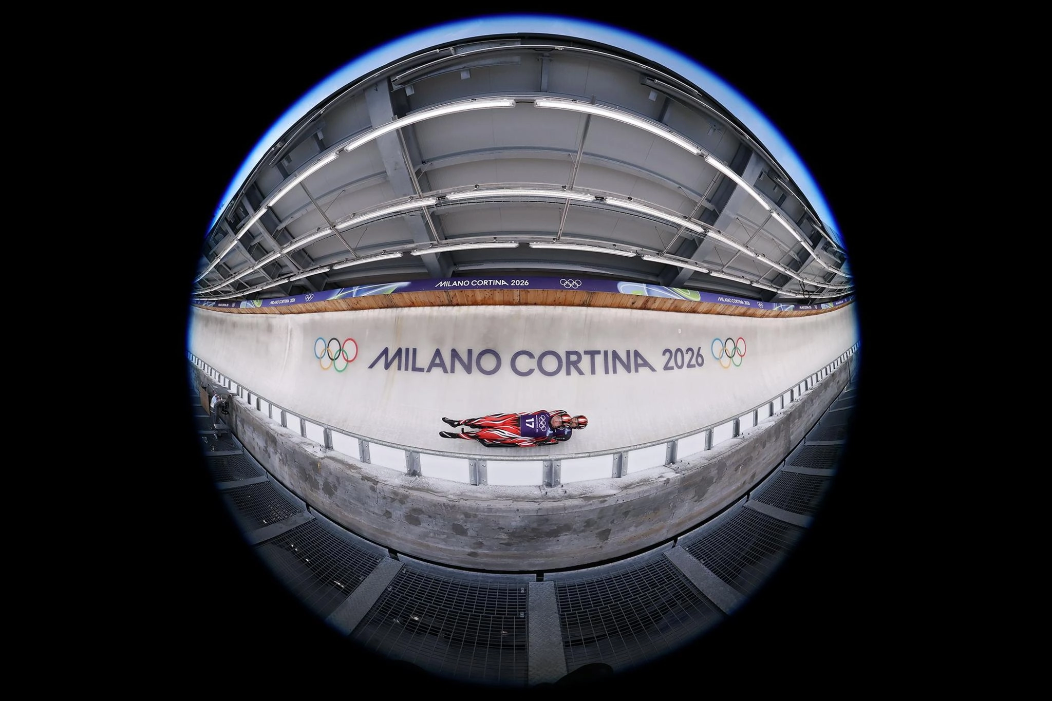 Спортсмен на санях спускається трасою під час змагань на Олімпіаді в Мілані-Кортіна 2026