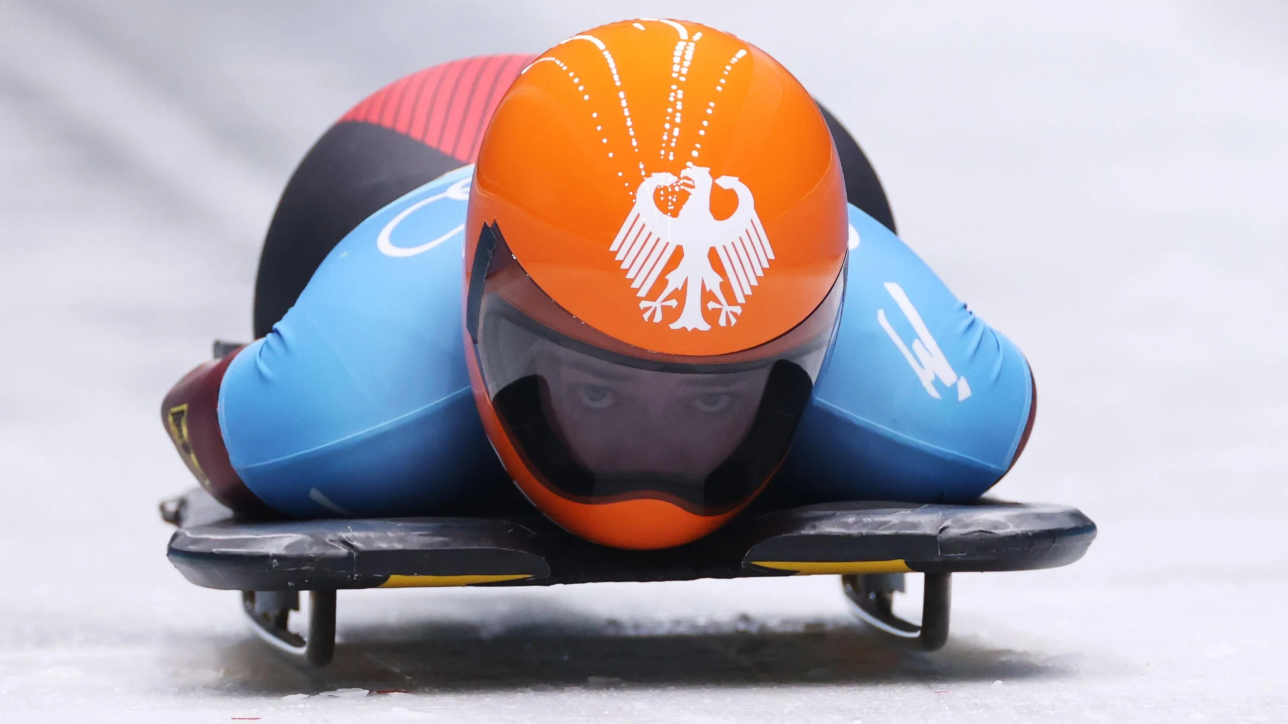 Спортсмен на санях під час змагань на зимових Олімпійських іграх 2026 у Мілані-Кортіні
