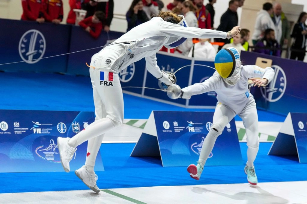 Українська шпажистка атакує суперницю з Франції під час чемпіонату Європи у Тбілісі