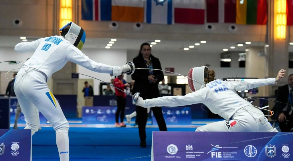 Українські шпажистки змагаються на чемпіонаті Європи у Тбілісі, фехтувальний поєдинок на доріжці