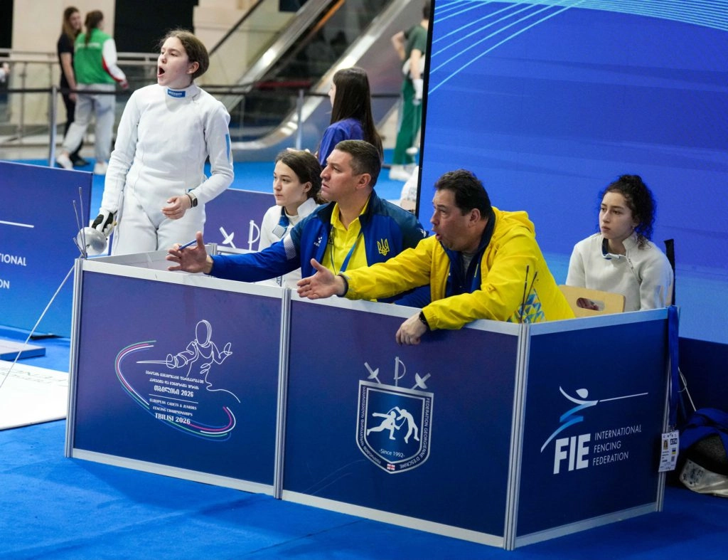 Українські тренери та фехтувальниці на чемпіонаті Європи з фехтування у Тбілісі під час змагань