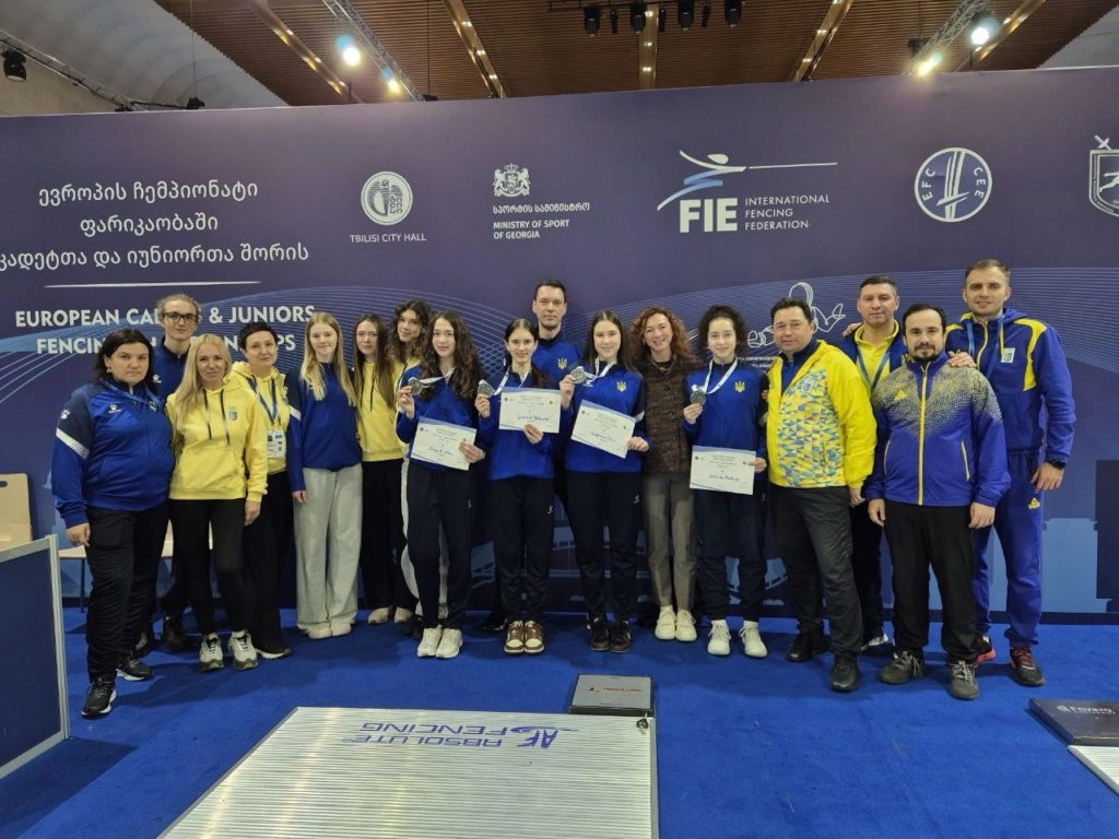 Українська команда шпажисток з тренерами на нагородженні чемпіонату Європи у Тбілісі