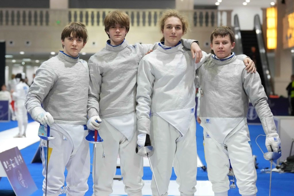 Українські шпажистки у фехтувальних костюмах після змагань на чемпіонаті Європи в Тбілісі