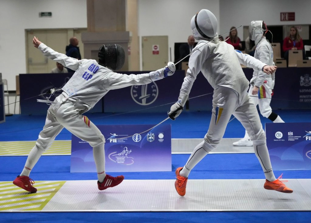 Українські шпажистки у поєдинку на чемпіонаті Європи, фехтувальники в білих костюмах на доріжці