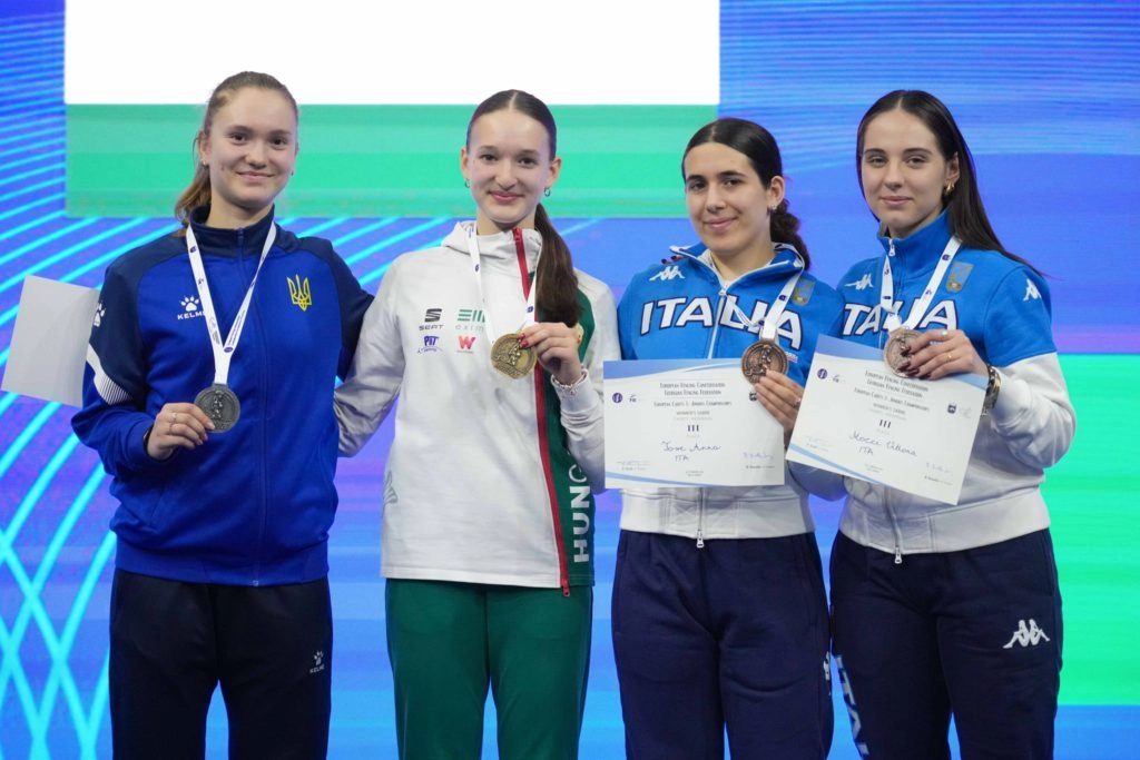 Чотири спортсменки на п'єдесталі з медалями кадетського чемпіонату Європи з фехтування в Грузії