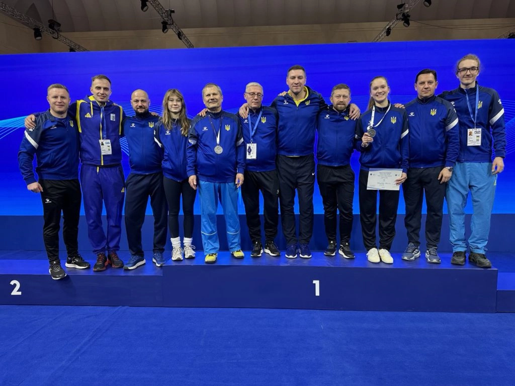 Команда українських шаблістів на п'єдесталі з медалями на чемпіонаті Європи в Грузії