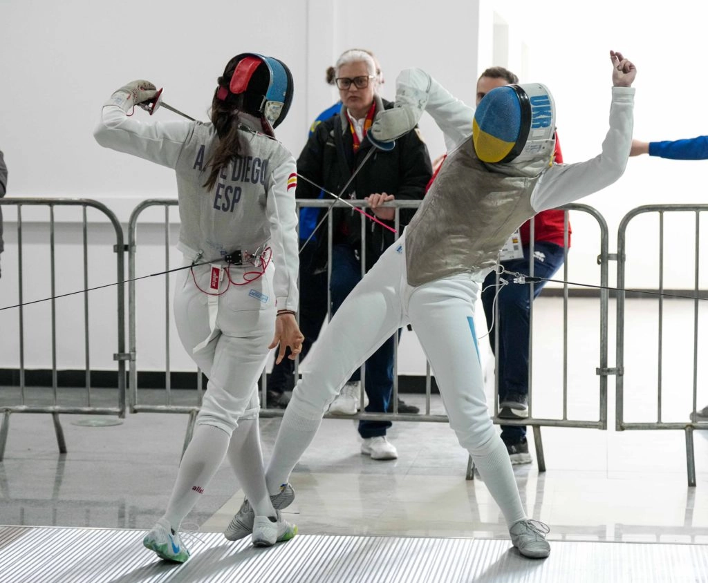 Дві шаблістки в поєдинку на чемпіонаті Європи, одна з них у формі збірної України