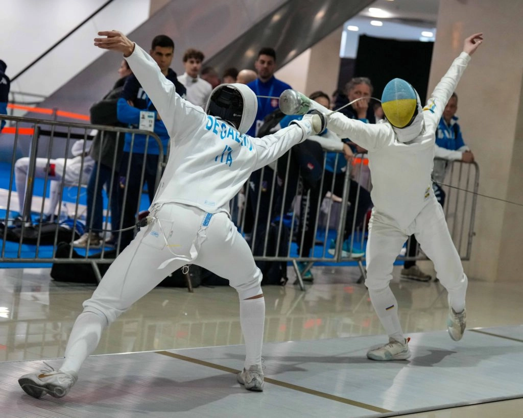 Дві спортсменки у фехтувальних костюмах змагаються на чемпіонаті Європи серед кадетів у Грузії