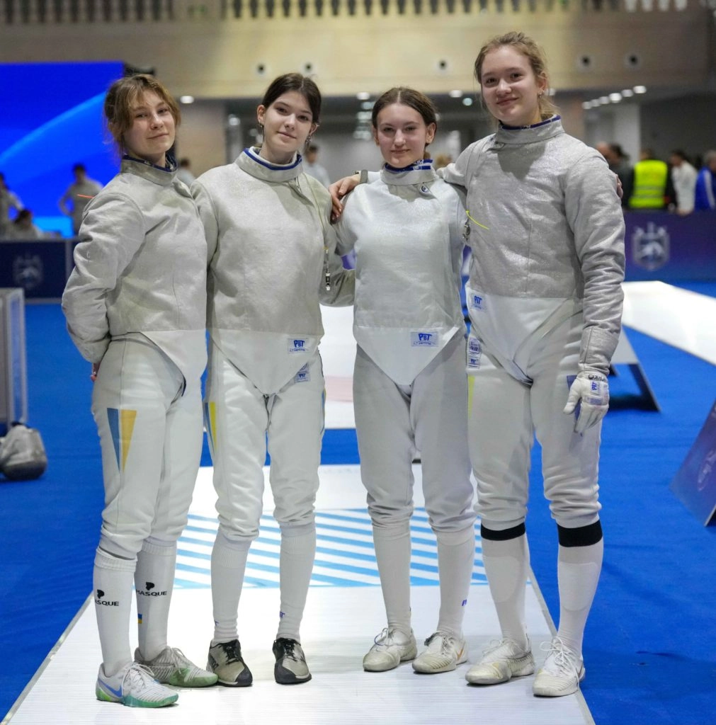 Українська команда рапіристок на чемпіонаті Європи у Тбілісі, чотири спортсменки у фехтувальних костюмах