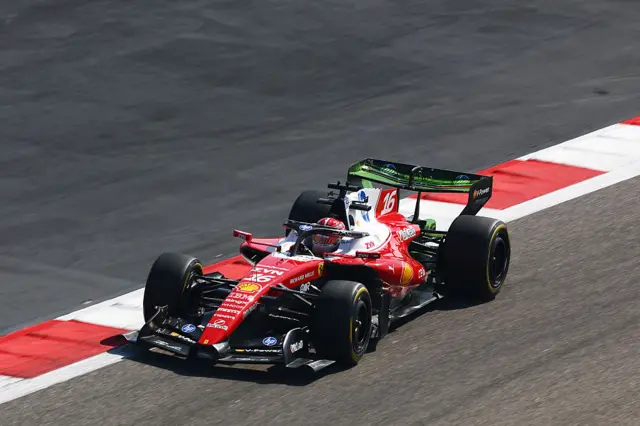 Червоний болід Ferrari з номером 16 на трасі під час тестового заїзду перед новим сезоном F1