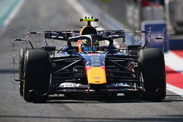 Болід Red Bull з аеродинамічними датчиками на трасі під час тестових заїздів перед новим сезоном F1