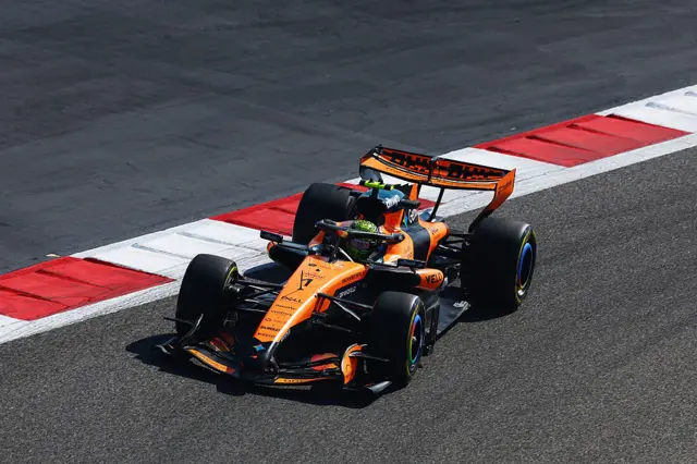 Гоночний болід McLaren на трасі під час тестових заїздів перед новим сезоном Формули-1
