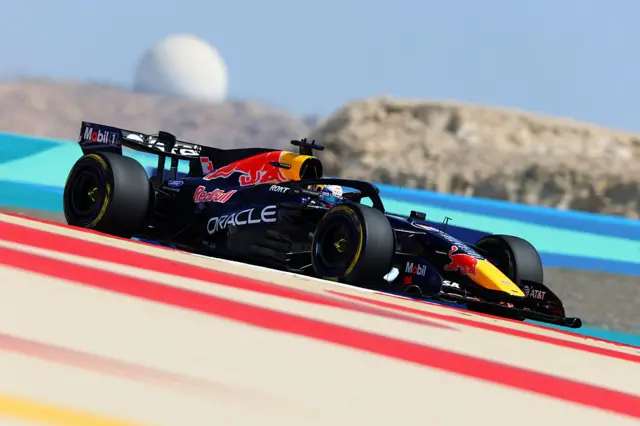 Болід Red Bull на трасі в Бахрейні під час тестових заїздів Формули 1, яскраве сонце та пустельний фон
