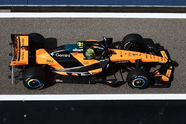Гоночний болід McLaren на трасі в Бахрейні під час тестування нових регламентів Формули 1