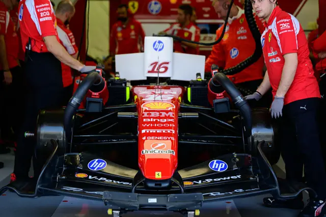 Механіки Ferrari готують болід до тестування в Бахрейні, на передньому плані номер 16