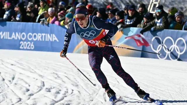 Лижник на трасі під час змагань з лижних перегонів на зимових Олімпійських іграх 2026 року