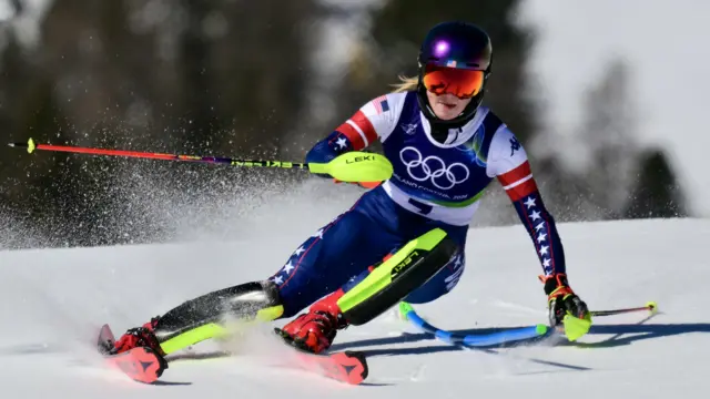 Лижниця в олімпійській формі США виконує спуск на змаганнях зі слалому