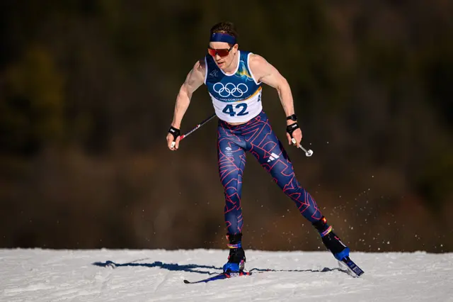 Лижник у формі з номером 42 під час змагань на зимових Олімпійських іграх