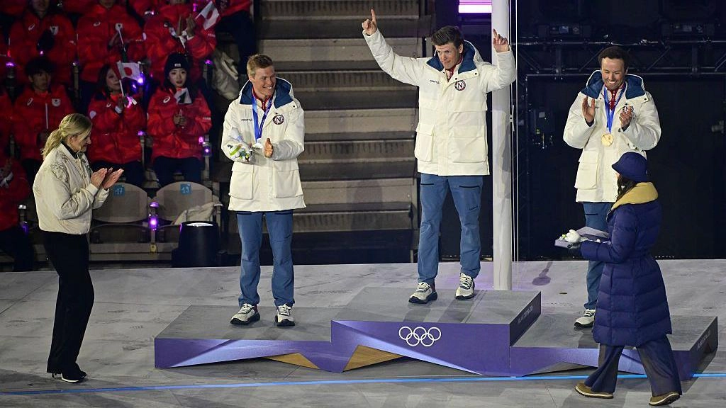 Британські спортсмени на п'єдесталі під час закриття Зимових Олімпійських ігор у Вероні