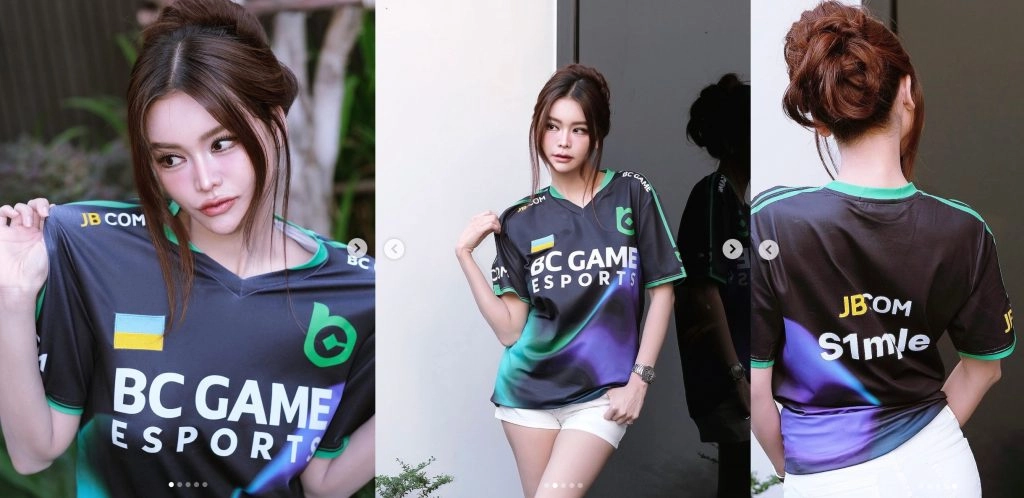 Молода жінка в футболці BC.Game з логотипом S1mple, позує на вулиці та в приміщенні