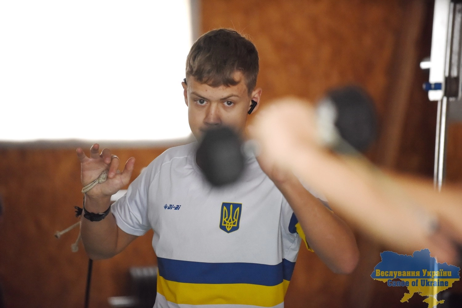 Юний байдарочник збірної України тренується з гантелями, готуючись до змагань сезону 2026