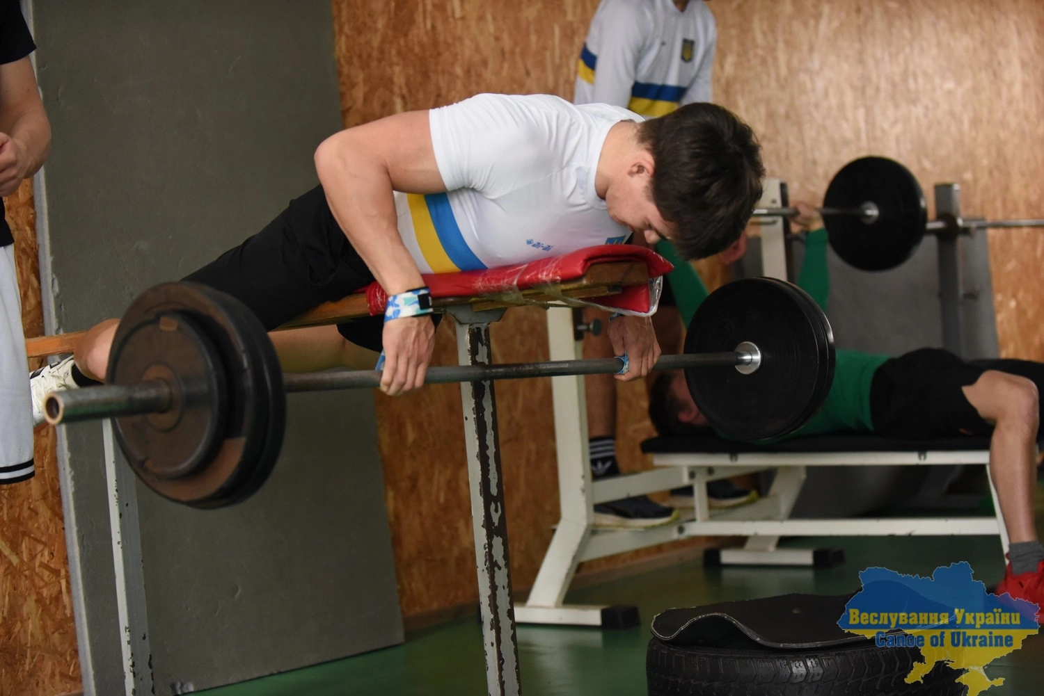 Спортсмен виконує вправу на тренуванні в залі, підготовка байдарочників до змагань