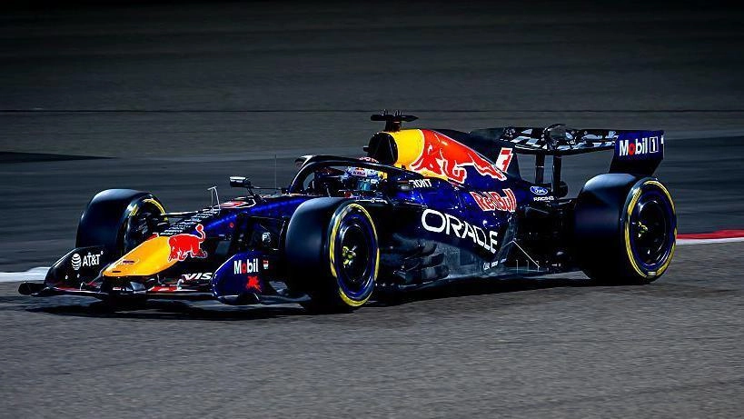 Болід Формули 1 команди Red Bull на трасі під час нічної гонки