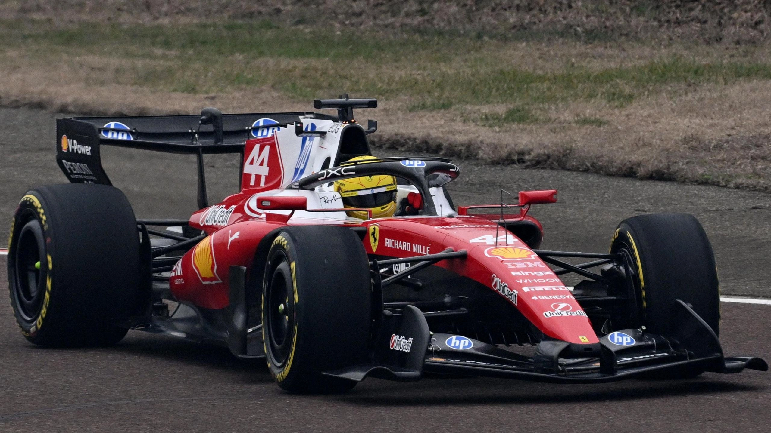 Гоночний болід Red Bull на трасі під час передсезонних тестів у Барселоні, пілотований Ісаком Хаджаром