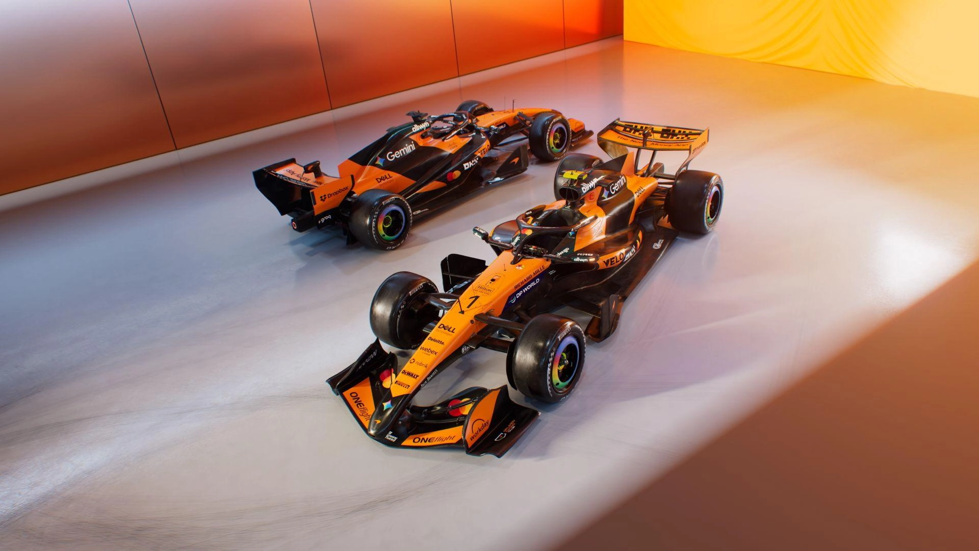 Два гоночні боліди McLaren в яскраво-оранжевих кольорах на презентації нового сезону F1