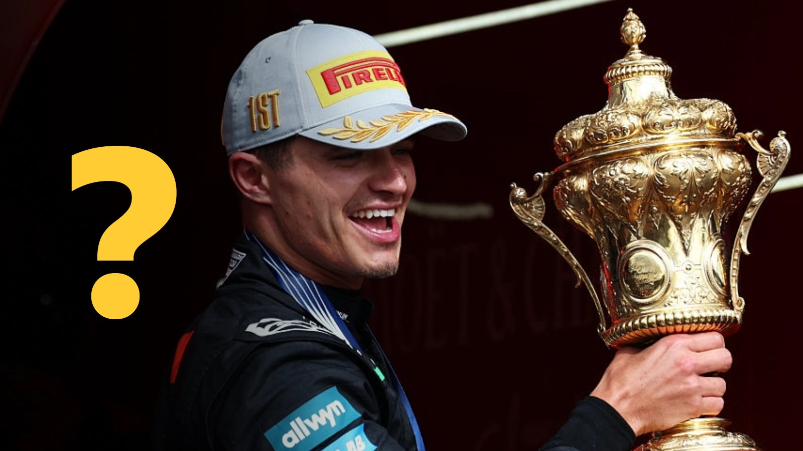 Гонщик у кепці з трофеєм в руках, святкує перемогу в чемпіонаті Формули 1
