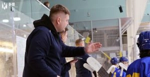 Тренер юнацької збірної України U18 дає вказівки хокеїстам під час тренування на льодовій арені