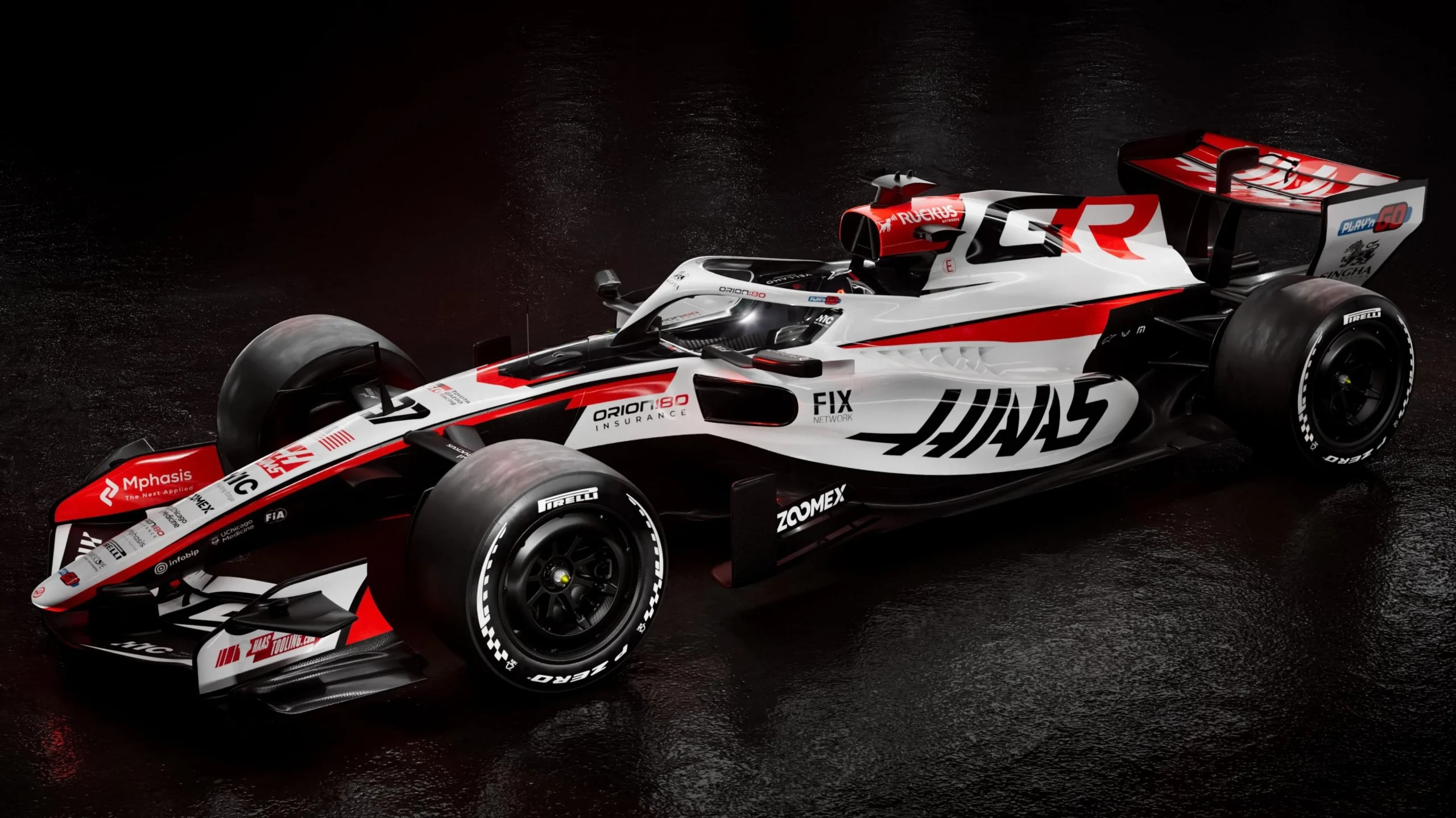 Болід Формули 1 команди Haas на сезон 2026 року з новим дизайном і кольорами на темному фоні